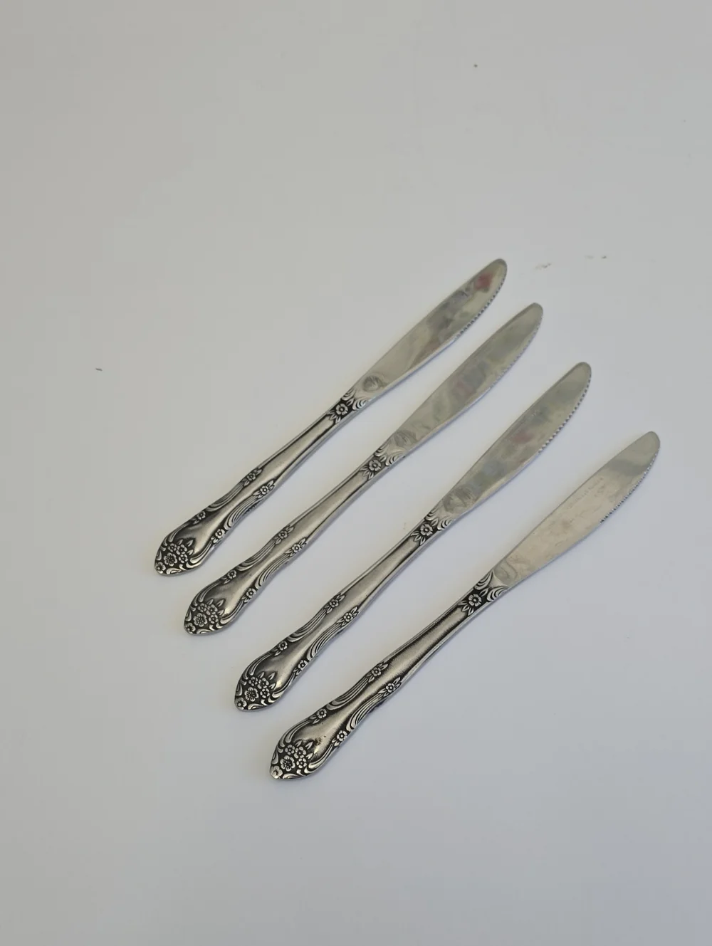 Vintage Rogers & Co Set Of 4 Korea Stainless Knives Floral Alexis 8 3/8